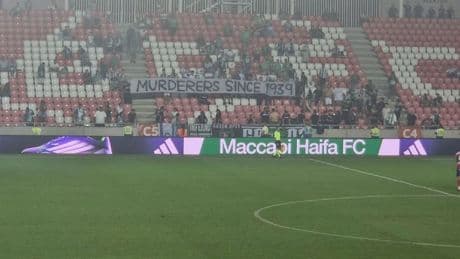 „Skandalös“ - Haifa-Fans zeigen „Mörder“-Banner in Polen