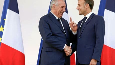 Macron flatte Bayrou : soutien sincère ou baiser de la mort ?