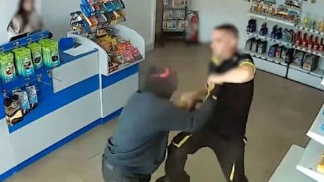 Dos empleados de una gasolinera plantan cara a un ladrón a punta de pistola e impiden el robo en Águilas