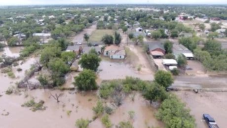 Les images du Texas sous les eaux après des inondations qui ont fait au moins 80 morts