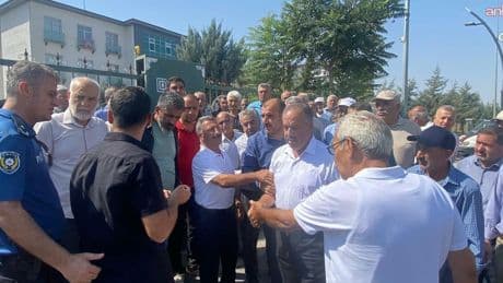 Malatya’da çiftçiler DSİ'yi protesto etti: "Su krizi ile çiftçilerimizin ölüm fermanı imzalanmış bulunmakta"