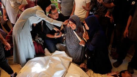 Israel mata a 20 palestinos en dos bombardeos contra una escuela y un hospital en Gaza