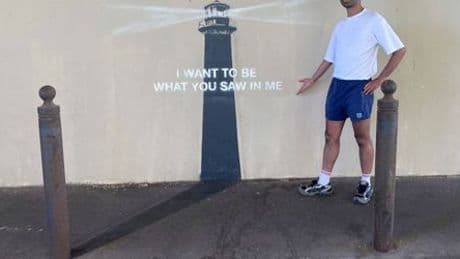Banksy: Neues Kunstwerk in Marseille - Leuchtturm mit Ich-Botschaft