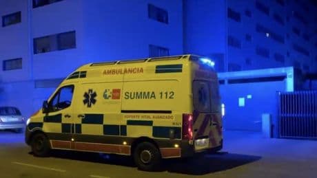 Un hombre de 32 años crítico tras ser apuñalado en una vivienda de Latina: estaba en busca y captura por la Policía