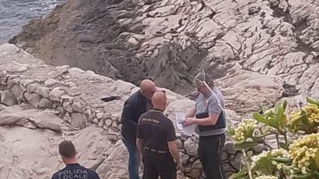 Turista spagnolo cade dagli scogli e muore, tragedia ai Balzi Rossi. Le indagini: avrebbe perso l'equilibrio a causa di un malore