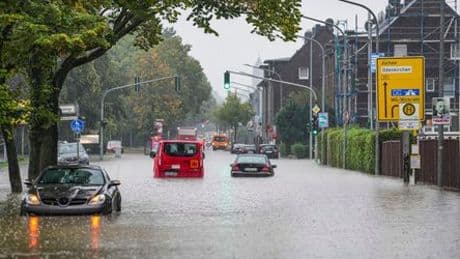 NRW: Starkregen sorgt für überflutete Keller und Autobahnsperrungen