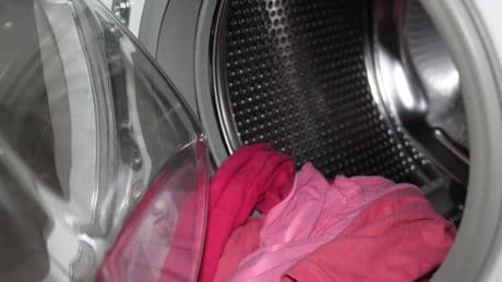 Los trucos infalibles para salvar ropa desteñida y mantener prendas como nuevas durante más tiempo