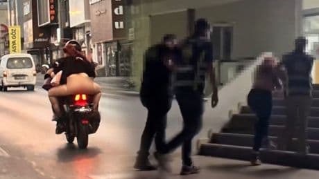 G-string ile motora binen genç kadına 'kask takmama' cezası