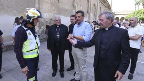 El deán de la Mezquita-Catedral de Córdoba minimiza el daño tras el incendio: "Es muy pequeño y es segura la visita"