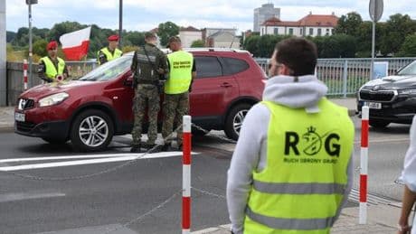Chaises de camping et xénophobie : avec les miliciens qui surveillent la frontière polonaise