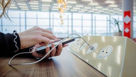 Experts warn fliers 'never' charge phone at the airport