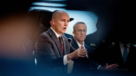 Spencer Cox, une voix difficilement audible dans la colère de la droite américaine