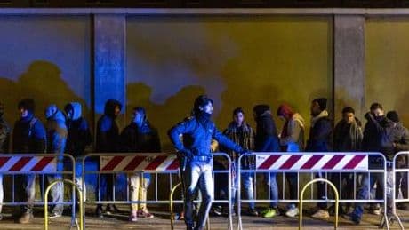 Il finto malore in aereo, l'atterraggio e la fuga: ecco la nuova strategia dei migranti per entrare in Ue