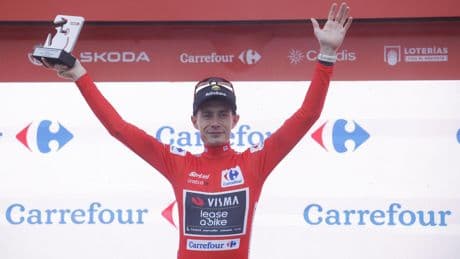 Jonas Vingegaard conquista la 2ª etapa de La Vuelta tras sufrir una caída y se hace con el maillot rojo por milímetros