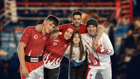 Bu ailede ringe çıkmayan yok: Anne baba 3 çocuğuyla ringlerin tozunu attırıyor