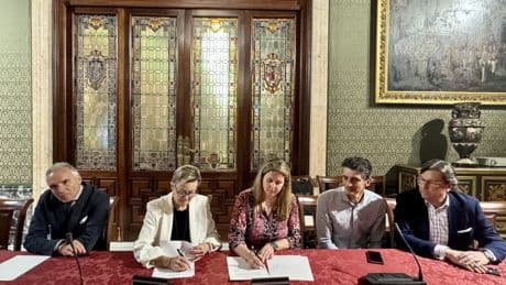 El Ayuntamiento de Sevilla y guías turísticos firman un convenio de buenas prácticas por la convivencia en el Barrio de Santa Cruz