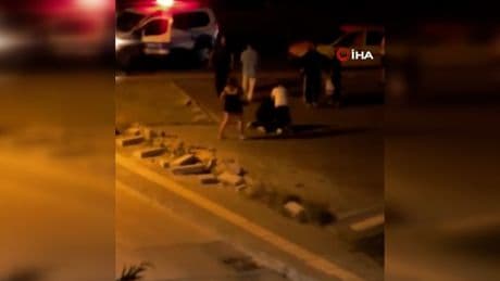 Husumetli iki grup arasında cadde ortasında kavga! Yumruklar havada uçuştu