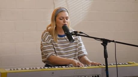 Eurovision 2025: Louane dévoile une version acoustique de son titre "maman"