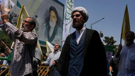 „Klarer Hinweis, dass das Regime um sein Leben fürchtet“ – Israels doppelte Strategie gegen den Iran