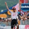 Kasper Asgreen houdt jagende peloton met Olav Kooij net achter zich in Giro, klassement op de schop door val