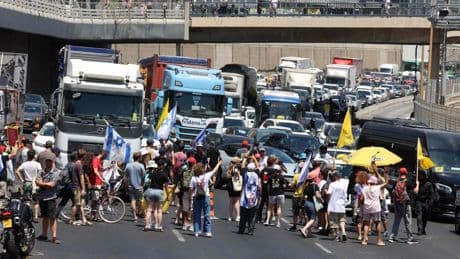 Proteste in Israel: Menschenketten und brennende Reifen gegen Netanjahus Kriegspläne