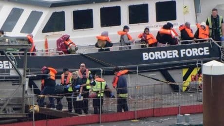 El Reino Unido detiene a los primeros migrantes del Canal de la Mancha que devolverá a Francia