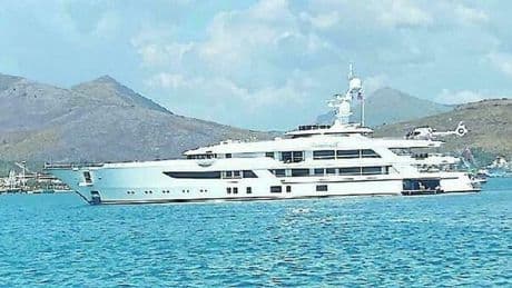 Gaeta, arriva il mega yacht dell'ambasciatore Usa Tilman Fertitta: scortato, è lungo 77 metri e vale oltre 150 milioni