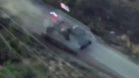 El vídeo de un blindado ruso que ondea la bandera de EEUU en Ucrania se hace viral y provoca la indignación de Kiev
