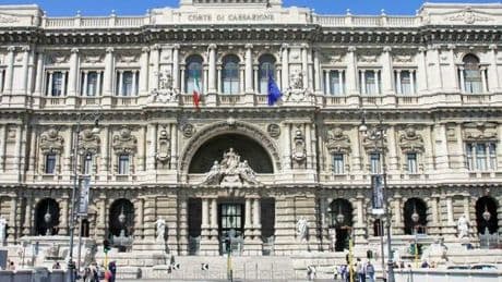 Abusò di una hostess, la Cassazione corregge i giudici: «È violenza sessuale anche in trenta secondi»
