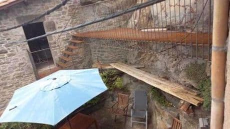 Un castillo con un acceso muy particular