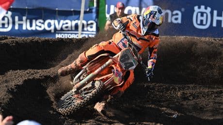 Nederlands motorcrosskampioen Jeffrey Herlings houdt Lucas Coenen maar nét van zich af: ’Ik ben op m’n retour, hij zit vol energie’
