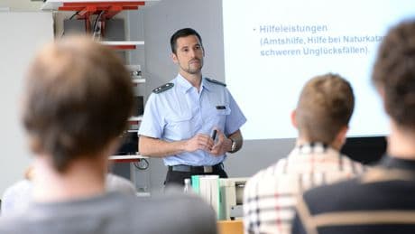 Einflussnahme auf die Bildung | Ein enges Korsett für Kinder