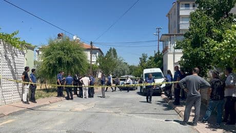 Üvey kızını tüfekle yaraladıktan sonra yaşamına son verdi