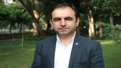 Gazeteci Ercüment Akdeniz hakim karşısında: 'Örgüt üyeliği' suçlamasıyla yargılanıyor, iddianame hata dolu