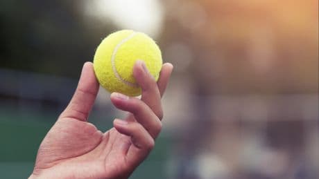 Wenn Sie mit dem Flugzeug fliegen, sollten Sie immer einen Tennisball dabeihaben