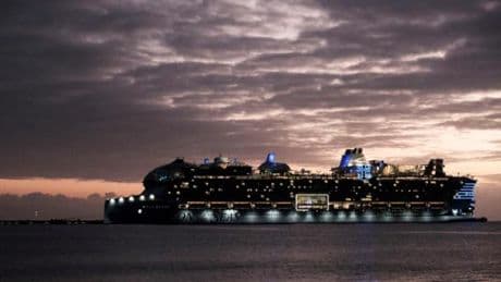 Tragedia a bordo della nave più grande del mondo: accoltella una donna e si suicida