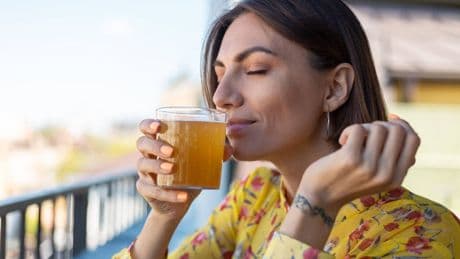 El caldo con más calcio, colágeno, antiinflamatorio y que ayuda a bajar de peso