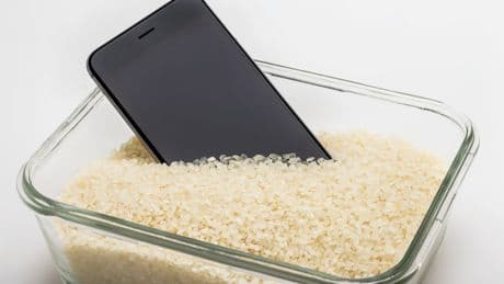 De una pantalla rota a una batería dañada: guías y plataformas para reparar dispositivos en casa