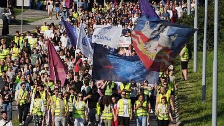 Miles de manifestantes en 32 ciudades de Serbia exigen comicios parlamentarios anticipados