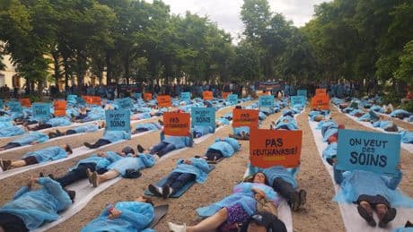 «La mort n’est pas un soin» : à Paris, les opposants à l’aide à mourir se mobilisent