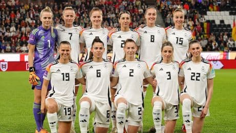 Es geht um ein Foto der DFB-Frauen - Strafanzeige gegen AfD-Politiker wegen Hass-Kommentar