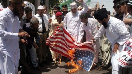 Trump amenaza con cárcel a quien queme la bandera de Estados Unidos