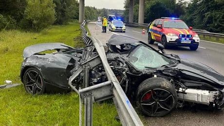 Horror-Unfall von McLaren auf der A8 – Fahrer „wie durch ein Wunder unverletzt“