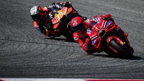 Pedro Acosta planta cara a Marc Márquez en Hungría