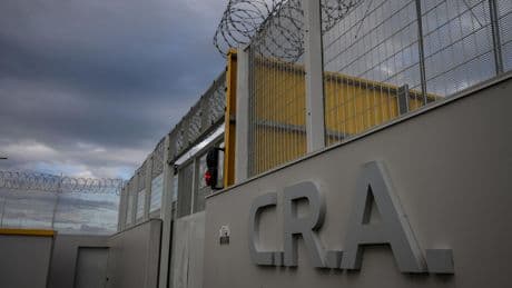 Immigration : une proposition de loi de la droite visant à faciliter la rétention des sans-papiers arrive à l’Assemblée