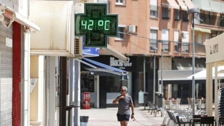 Continúa la alerta roja por temperaturas extremas en Valencia y Alicante