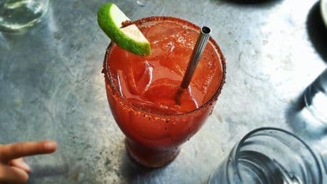 El cóctel mexicano que adoran los amantes de la cerveza, el tomate y el picante