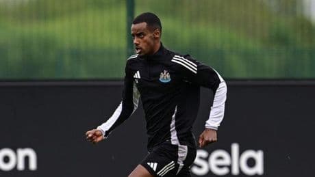 El 'caso Isak' se convierte en un problema: camisetas quemadas, en rebeldía, vendiendo su casa y un Newcastle que no cede