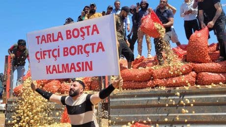 Soğan üreticileri düşük alım fiyatlarını ve artan maliyetleri protesto etti
