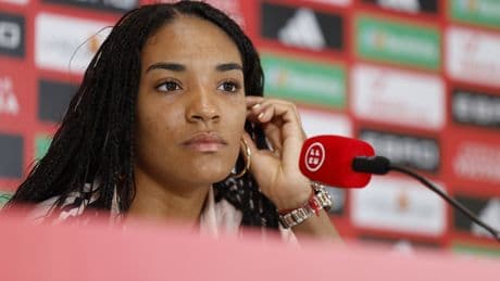La reconversión de Salma Paralluelo, de velocista en la banda a 9: "Aprendo para ser una jugadora más versátil"